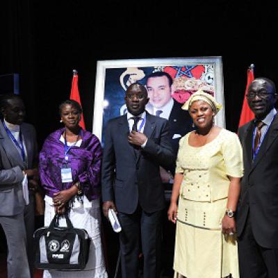 Une Délégation Sénégalaise Posant Avec La Présidente Duduzile Myeni 