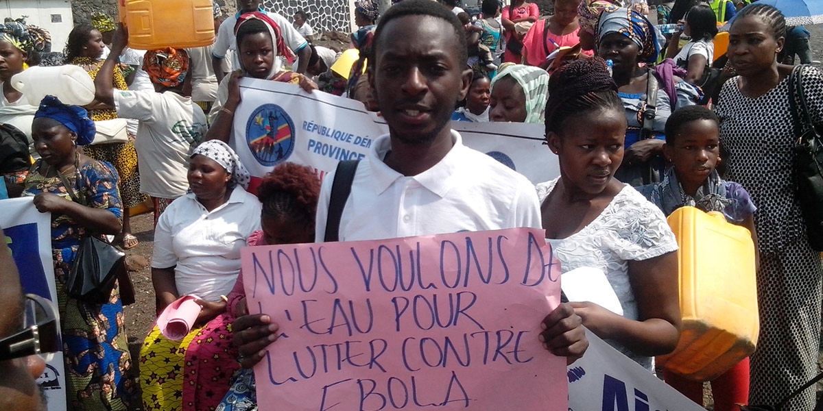 RDC : LES JEUNES PROFESSIONNELS PARTICIPENT A LA MARCHE PACIFIQUE POUR EXIGER DE L’EAU AFIN DE MIEUX LUTTER CONTRE EBOLA
