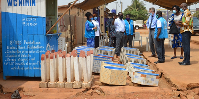 Sanitation Service Delivery :  les micro-entrepreneurs rassurent de la fourniture des produits WC MIMIN aux ménages après la clôture du projet à l’occasion d’une visite terrain d’une délégation de l’USAID